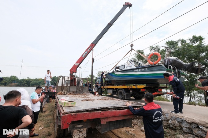 Hàng trăm người đứng kín bờ sông tìm cô gái Hà Nội mất tích hơn một tháng - 3