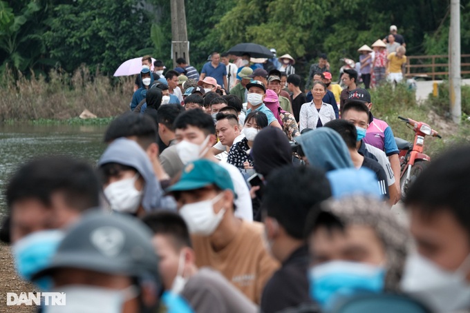 Hàng trăm người đứng kín bờ sông tìm cô gái Hà Nội mất tích hơn một tháng - 7