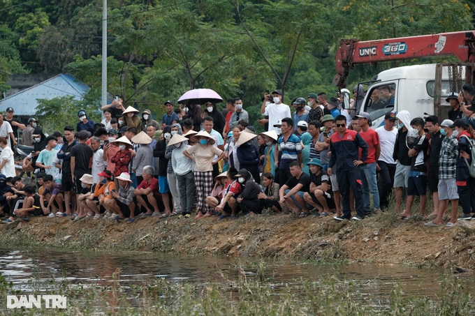 Hàng trăm người đứng kín bờ sông tìm cô gái Hà Nội mất tích hơn một tháng - 9