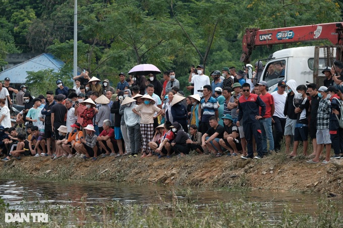 Hàng trăm người đứng kín bờ sông tìm cô gái Hà Nội mất tích hơn một tháng - 9 Hàng trăm người đứng kín bờ sông tìm cô gái Hà Nội mất tích hơn một tháng - 9