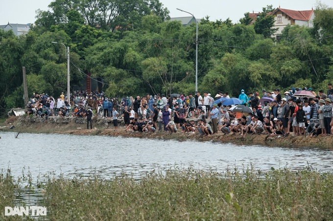 Hàng trăm người đứng kín bờ sông tìm cô gái Hà Nội mất tích hơn một tháng - 6