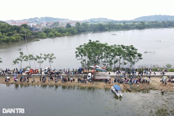 Hàng trăm người đứng kín bờ sông tìm cô gái Hà Nội mất tích hơn một tháng - 2 Hàng trăm người đứng kín bờ sông tìm cô gái Hà Nội mất tích hơn một tháng - 2