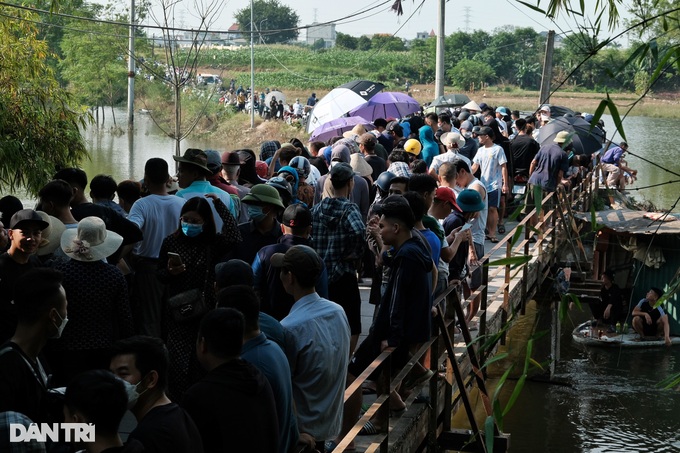 Hàng trăm người đứng kín bờ sông tìm cô gái Hà Nội mất tích hơn một tháng - 11