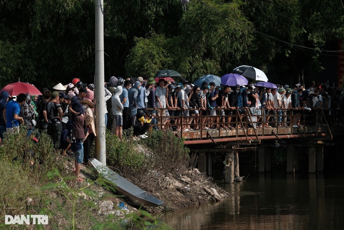 Hàng trăm người đứng kín bờ sông tìm cô gái Hà Nội mất tích hơn một tháng - 10