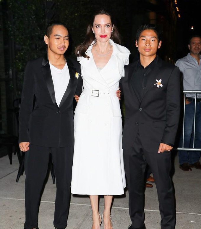 Angelina Jolie tiết lộ cùng làm việc với Pax Thiên và Maddox