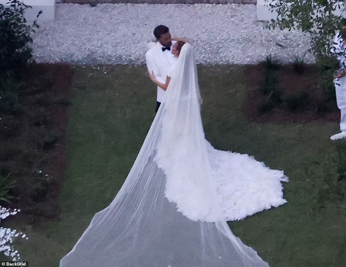 Ben Affleck và Jennifer Lopez cưới tại dinh thự gần 9 triệu USD
