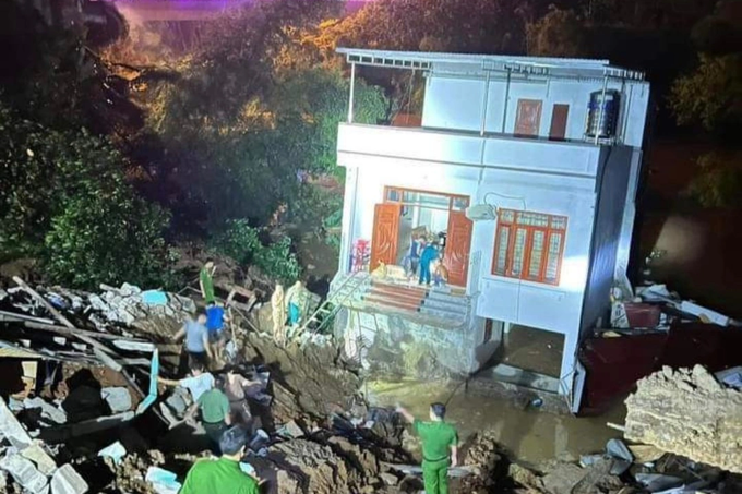 3 căn nhà sụt xuống sông trong đêm mưa lớn - 1