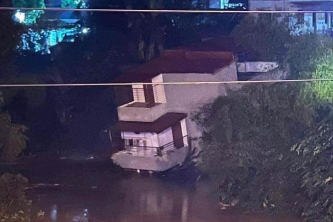 3 căn nhà sụt xuống sông trong đêm mưa lớn - 2
