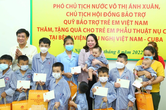 Phó Chủ tịch nước thăm, tặng quà bệnh nhi được phẫu thuật nụ cười - 2