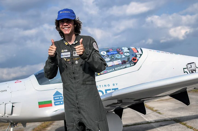 Phi công 17 tuổi hoàn thành chuyến bay một mình vòng quanh thế giới - 1