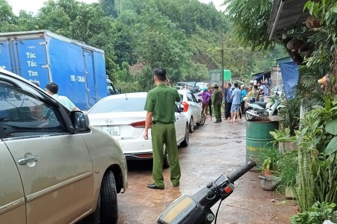 Hàng trăm cảnh sát đang bao vây, truy bắt nghi phạm chém cả nhà vợ - 2