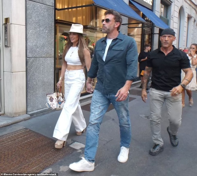 Sau khi khoe váy cưới, Jennifer Lopez đi nghỉ tuần trăng mật thứ hai
