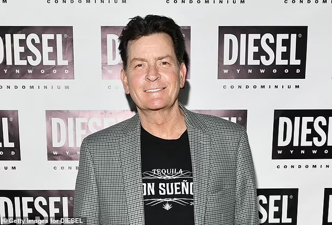 Tài tử Charlie Sheen phải bồi thường vì khiến bạn gái cũ phơi nhiễm HIV