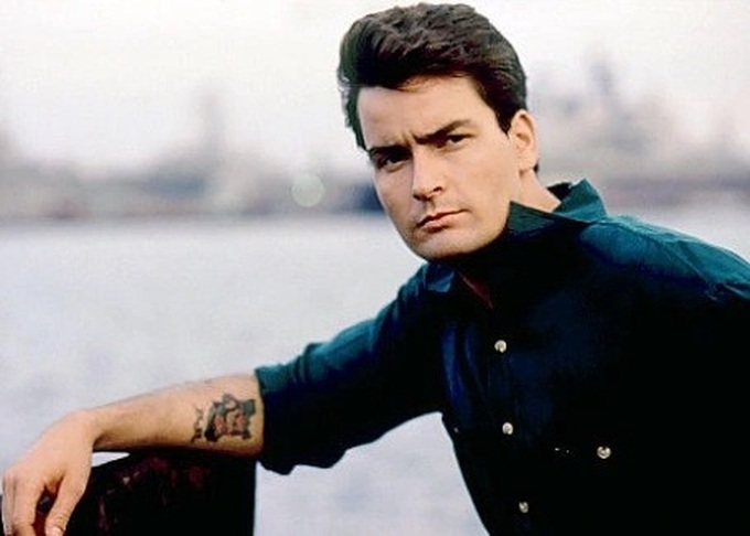Tài tử Charlie Sheen phải bồi thường vì khiến bạn gái cũ phơi nhiễm HIV