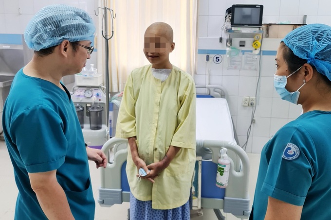 Bác sĩ cân não hóa trị cho cô gái trẻ đang hôn mê nguy kịch