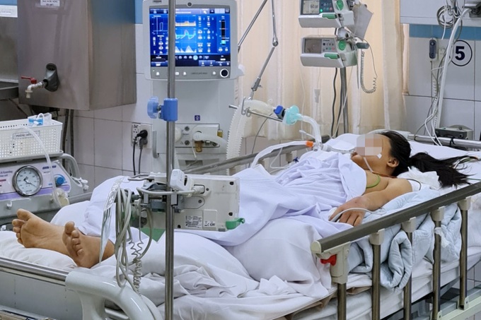 Bác sĩ cân não hóa trị cho cô gái trẻ đang hôn mê nguy kịch
