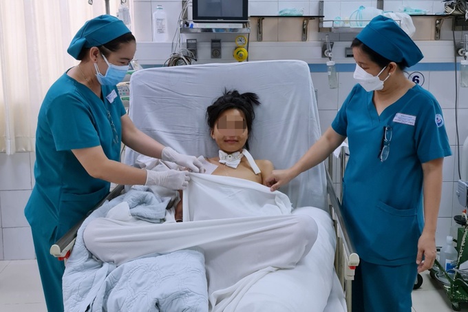 Bác sĩ cân não hóa trị cho cô gái trẻ đang hôn mê nguy kịch