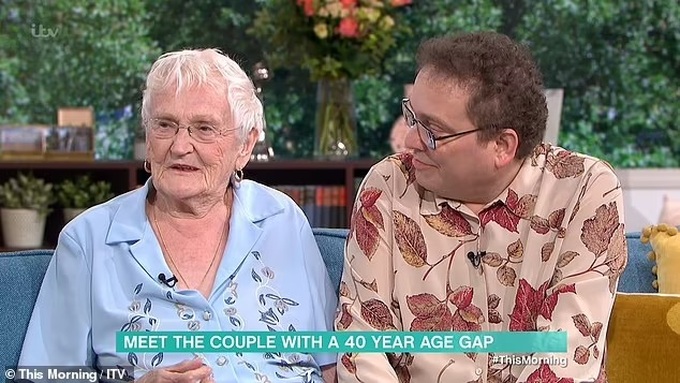 Hôn nhân hạnh phúc của cặp đôi vợ 87 tuổi, chồng 47 tuổi ở Anh | Báo Dân trí