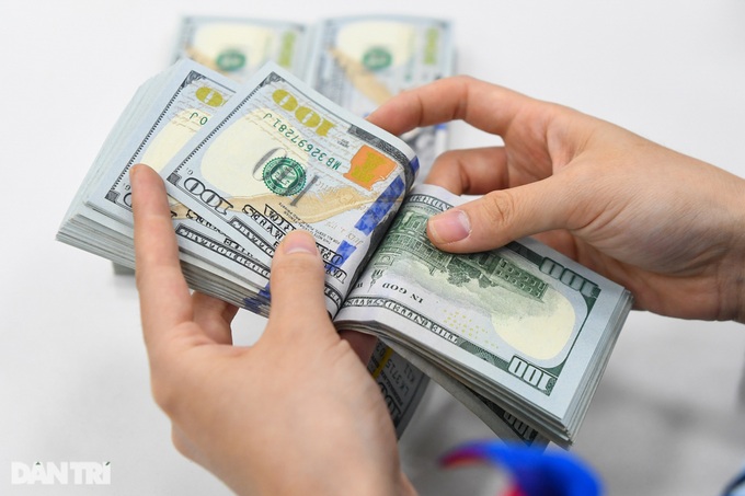 Vàng vẫn trong vòng xoáy giảm sâu, USD nằm im sau khi lập đỉnh 20 năm