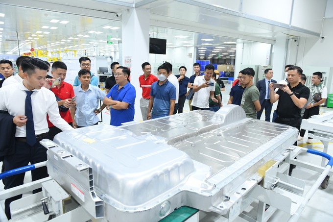 Khách Việt tiên phong đặt mua VF 8 phấn khích với chuyến thăm nhà máy VinFast - 3