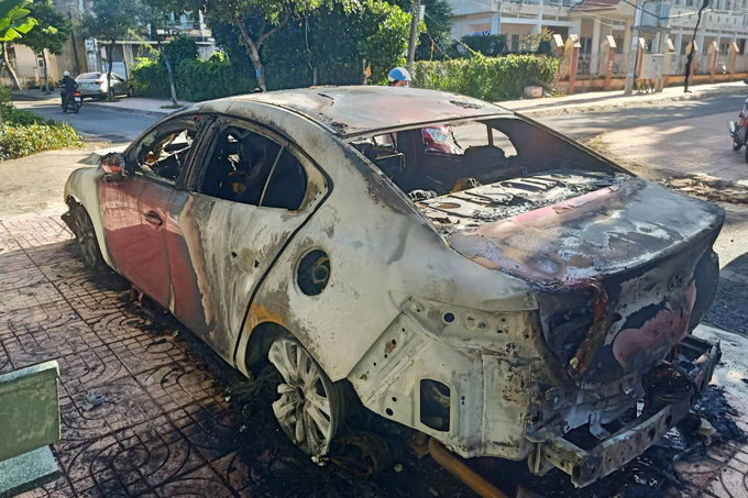 Xe Mazda 3 mới mua bốc cháy ngùn ngụt, nghi bị phóng hỏa - 2