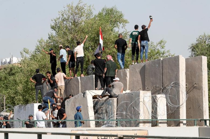 Người biểu tình tận hưởng sự xa xỉ trong cung điện chính phủ Iraq