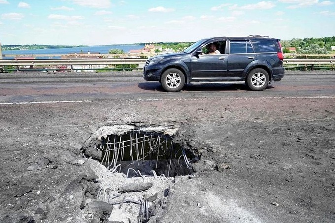 Ukraine tấn công làm tê liệt 3 cây cầu chiến lược, chặn đường Nga tiếp viện - 1
