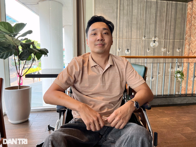Chuyện xúc động về chàng trai liệt 2 chân ở Hà Nội thành hiện tượng mạng