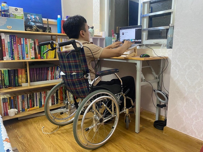 Chuyện xúc động về chàng trai liệt 2 chân ở Hà Nội thành hiện tượng mạng