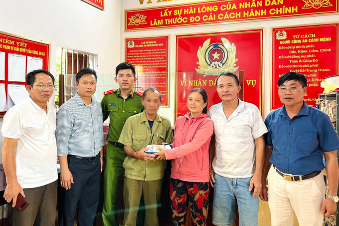 Trên đường đi chở lúa, người phụ nữ nhặt được bọc tiền 200 triệu đồng - 1 Trên đường đi chở lúa, người phụ nữ nhặt được bọc tiền 200 triệu đồng - 1