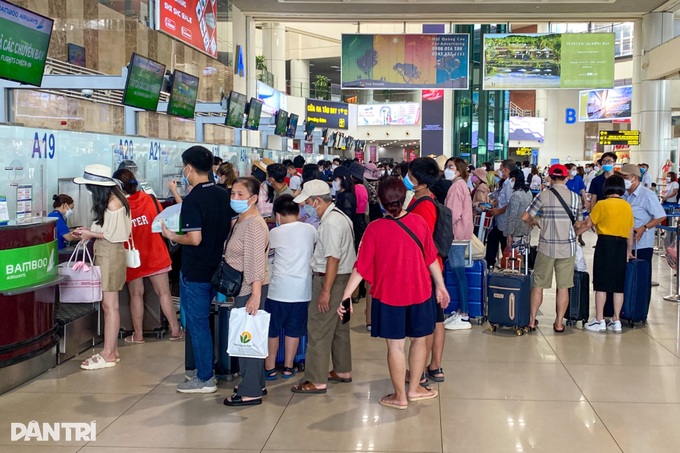 Tân Sơn Nhất, Nội Bài kín khách ngày nghỉ lễ đầu tiên - 3 Tân Sơn Nhất, Nội Bài kín khách ngày nghỉ lễ đầu tiên - 3