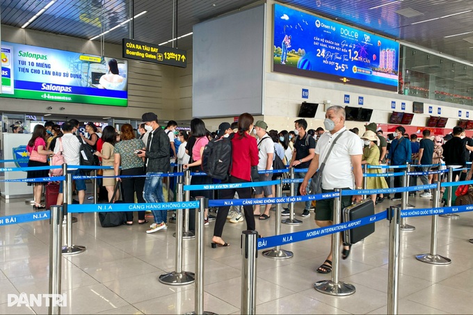 Tân Sơn Nhất, Nội Bài kín khách ngày nghỉ lễ đầu tiên - 4 Tân Sơn Nhất, Nội Bài kín khách ngày nghỉ lễ đầu tiên - 4