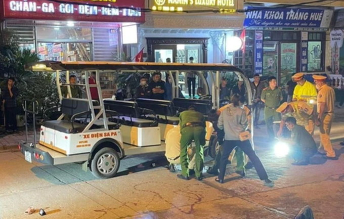Bé gái 5 tuổi chạy qua đường bị xe điện du lịch tông tử vong