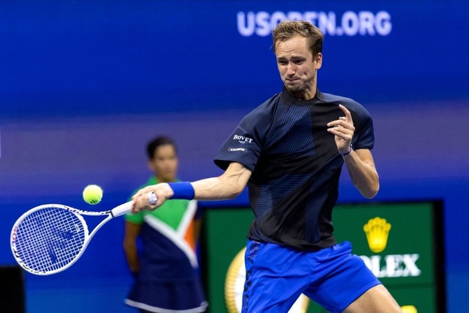 Medvedev vững vàng đi tiếp, Auger-Aliassime thành khán giả - 1