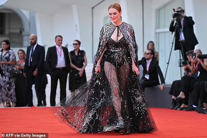 Ở tuổi 62, Julianne Moore thu hút sự chú ý khi diện váy xuyên thấu