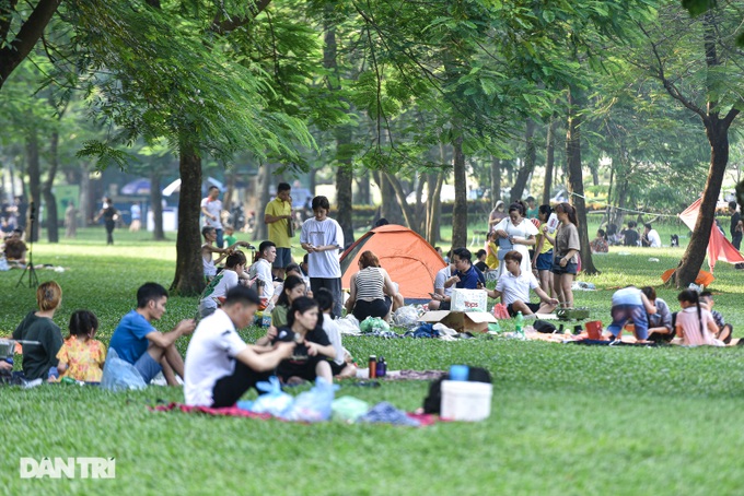Người Hà Nội đổ ra ven đô cắm trại, tận hưởng kỳ nghỉ lễ - 1 Người Hà Nội đổ ra ven đô cắm trại, tận hưởng kỳ nghỉ lễ - 1