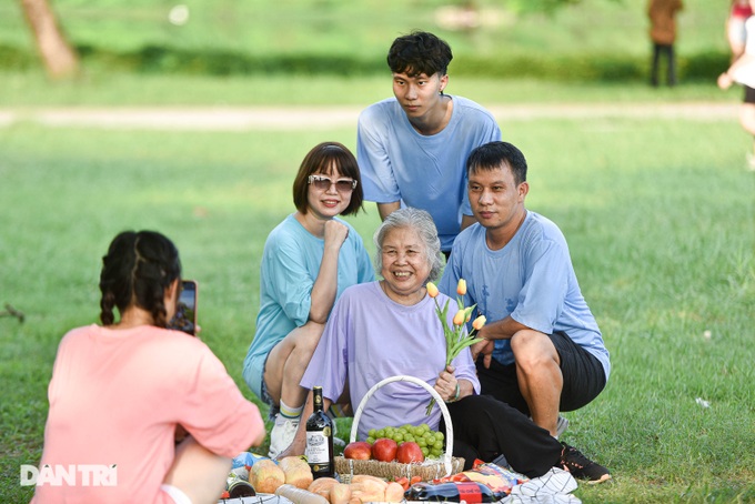Người Hà Nội đổ ra ven đô cắm trại, tận hưởng kỳ nghỉ lễ - 7 Người Hà Nội đổ ra ven đô cắm trại, tận hưởng kỳ nghỉ lễ - 7