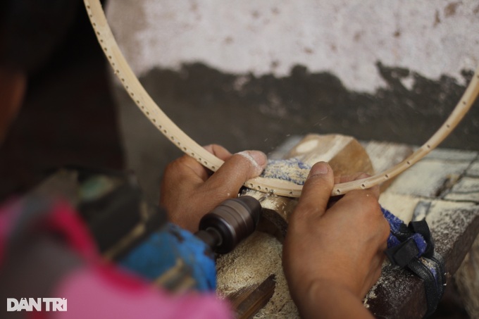 The village builds houses for birds, produces 3000 pieces/day, workers do not finish their work - 7