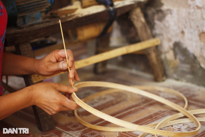 The village builds houses for birds, produces 3000 pieces/day, workers do not finish their work - 8