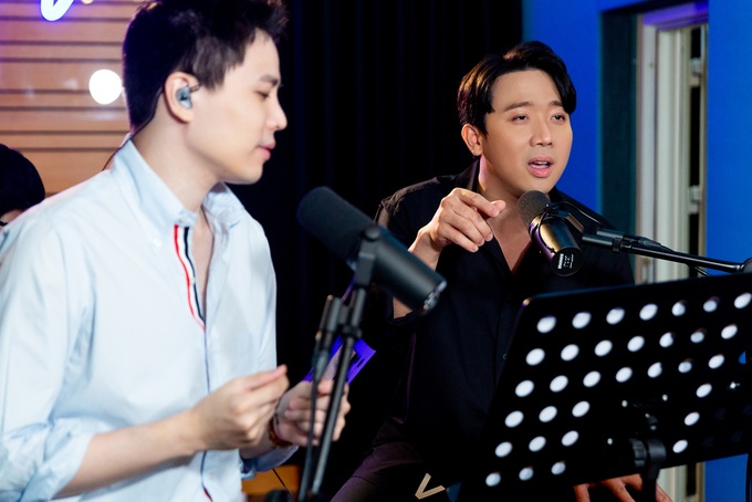 tran-thanh-hoa-giong-cung-ban-than-trinh-thang-binh-trong-buoi-talkshow-anh-ban-to-chuc-1662202916694.jpg