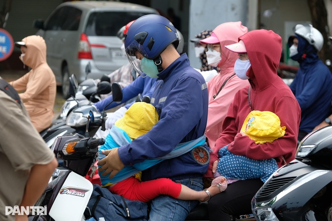 Người dân ùn ùn từ quê lên Hà Nội, cửa ngõ Thủ đô tắc cứng - 3