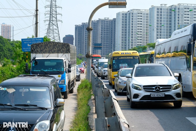 Người dân ùn ùn từ quê lên Hà Nội, cửa ngõ Thủ đô tắc cứng - 9