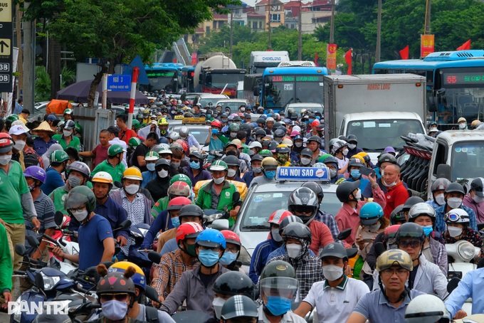 Người dân ùn ùn từ quê lên Hà Nội, cửa ngõ Thủ đô tắc cứng - 1