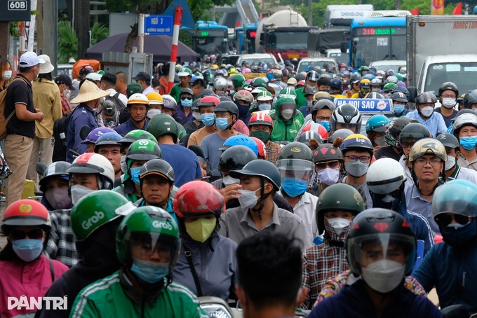 Người dân ùn ùn từ quê lên Hà Nội, cửa ngõ Thủ đô tắc cứng - 2