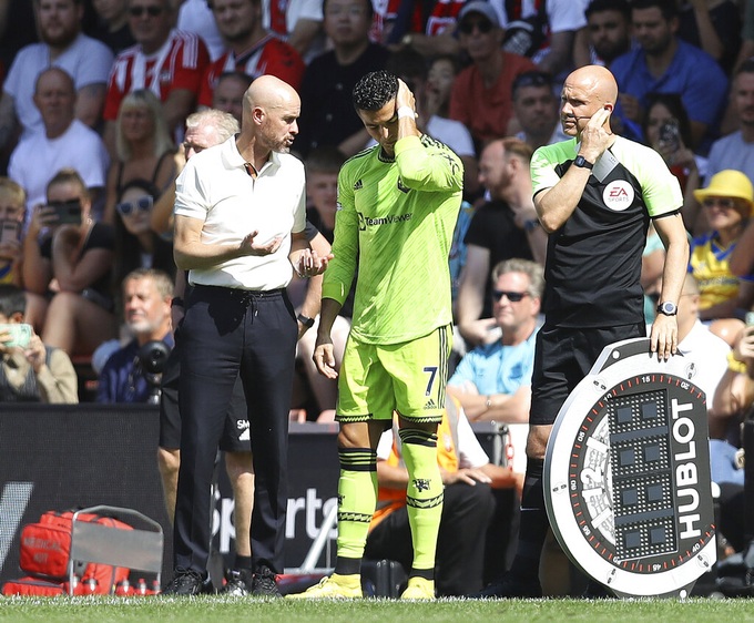 HLV Ten Hag ra điều kiện để Ronaldo đá chính trước Arsenal - 1