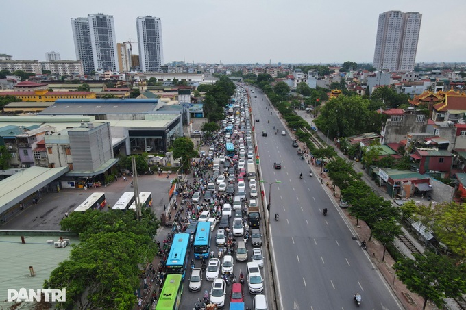 Người dân ùn ùn từ quê lên Hà Nội, cửa ngõ Thủ đô tắc cứng - 7