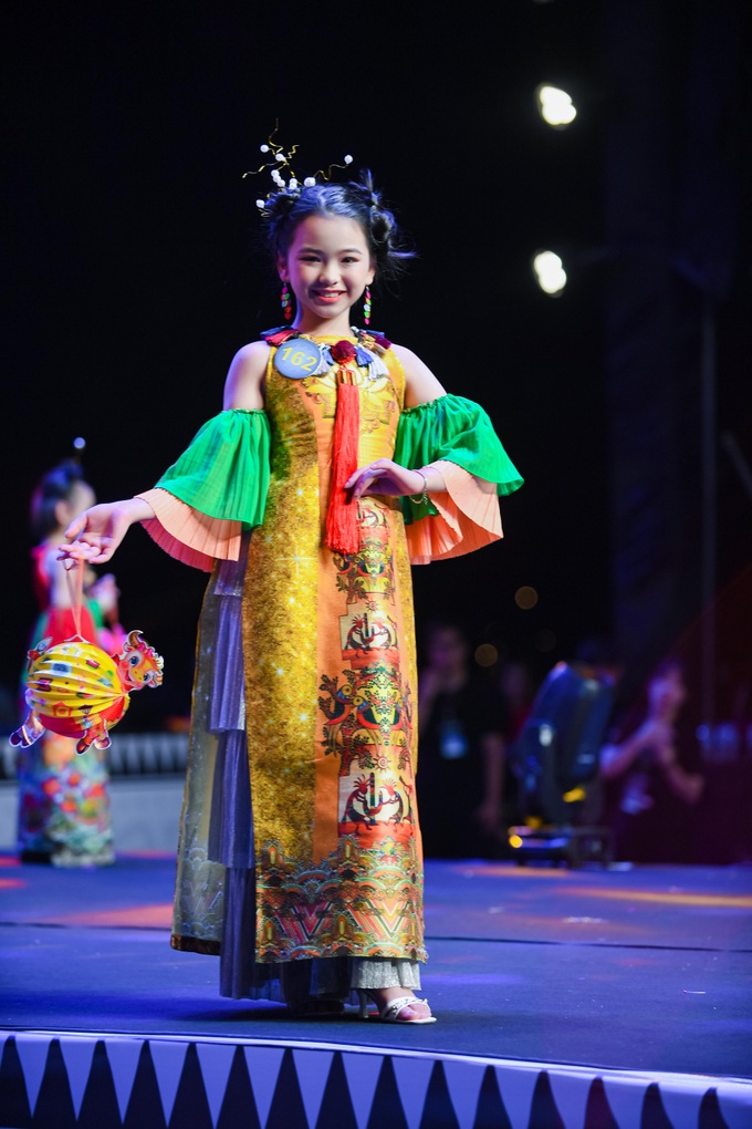 2 người mẫu nhí giành Quán quân Đại sứ Áo dài Trẻ em Việt Nam