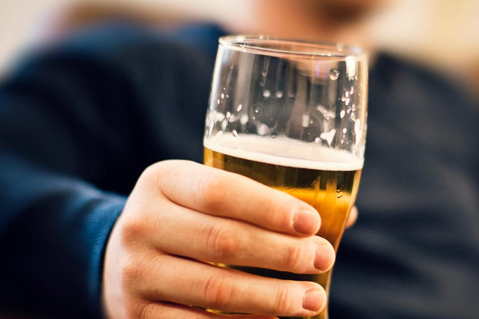 Uống một cốc bia sau bao lâu cơ thể đào thải hết cồn?