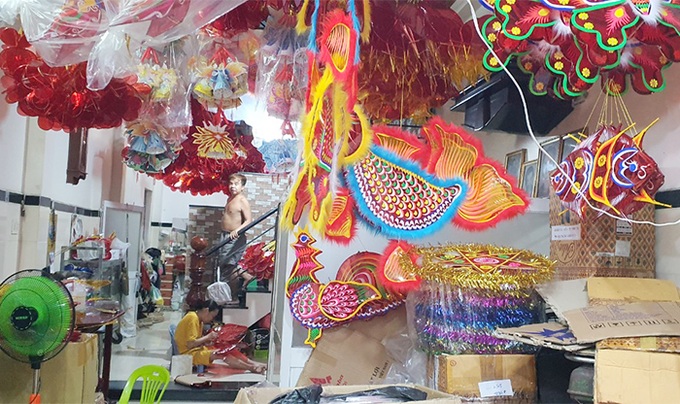 Xóm lồng đèn nhộn nhịp đón mùa trăng
