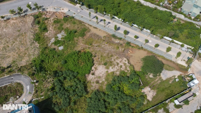 Cảnh tê liệt ở dự án FLC Premier Parc sau khi ông Trịnh Văn Quyết bị bắt - 10 Cảnh tê liệt ở dự án FLC Premier Parc sau khi ông Trịnh Văn Quyết bị bắt - 10